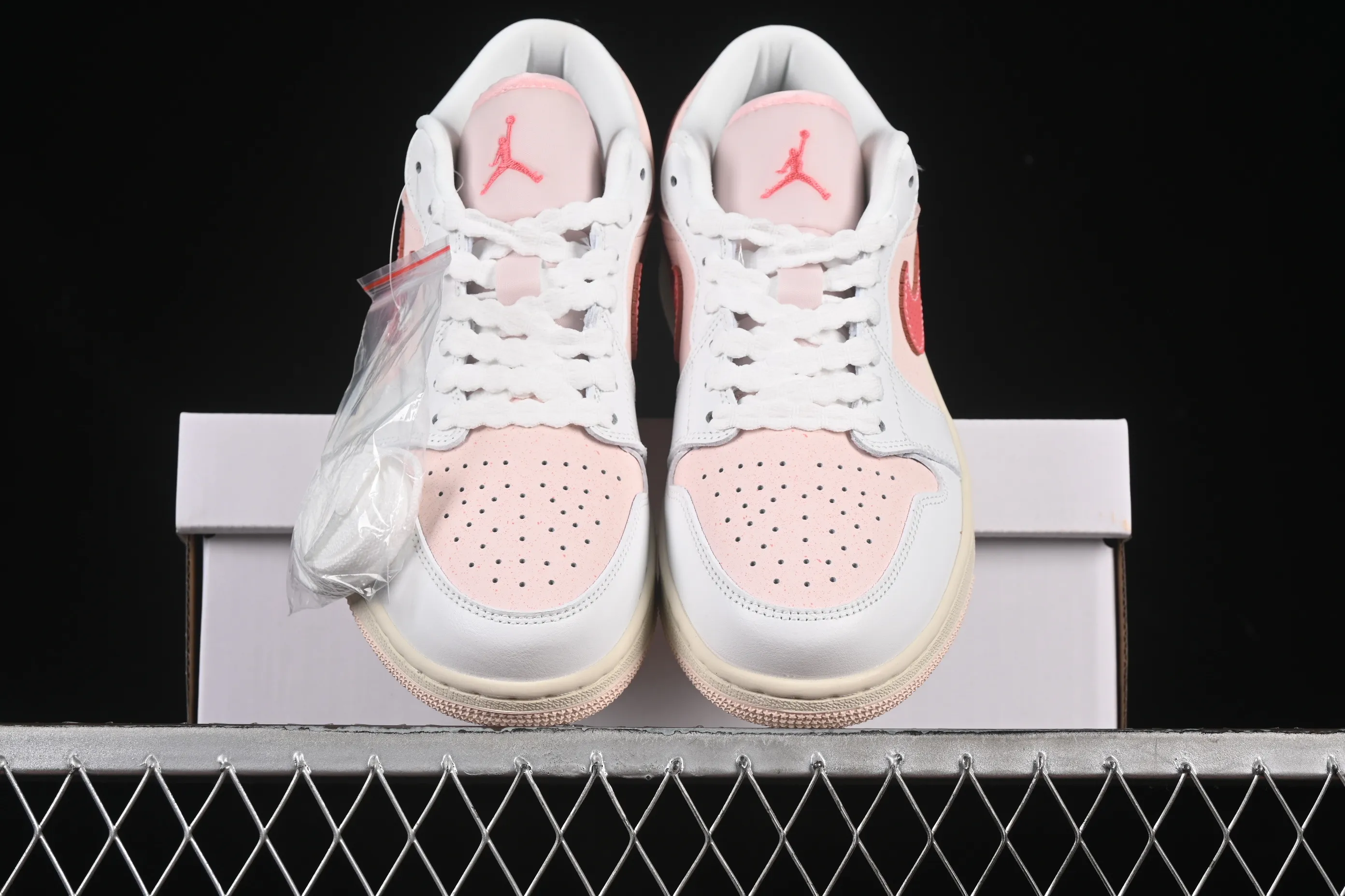 All categories Air Jordan Jordan series basketball shoes Air Jordan 1 Low Air Jordan 1 Low AJ1 Joe 1 white and pink low-top cultural and leisure sports sneakers IB8156-133